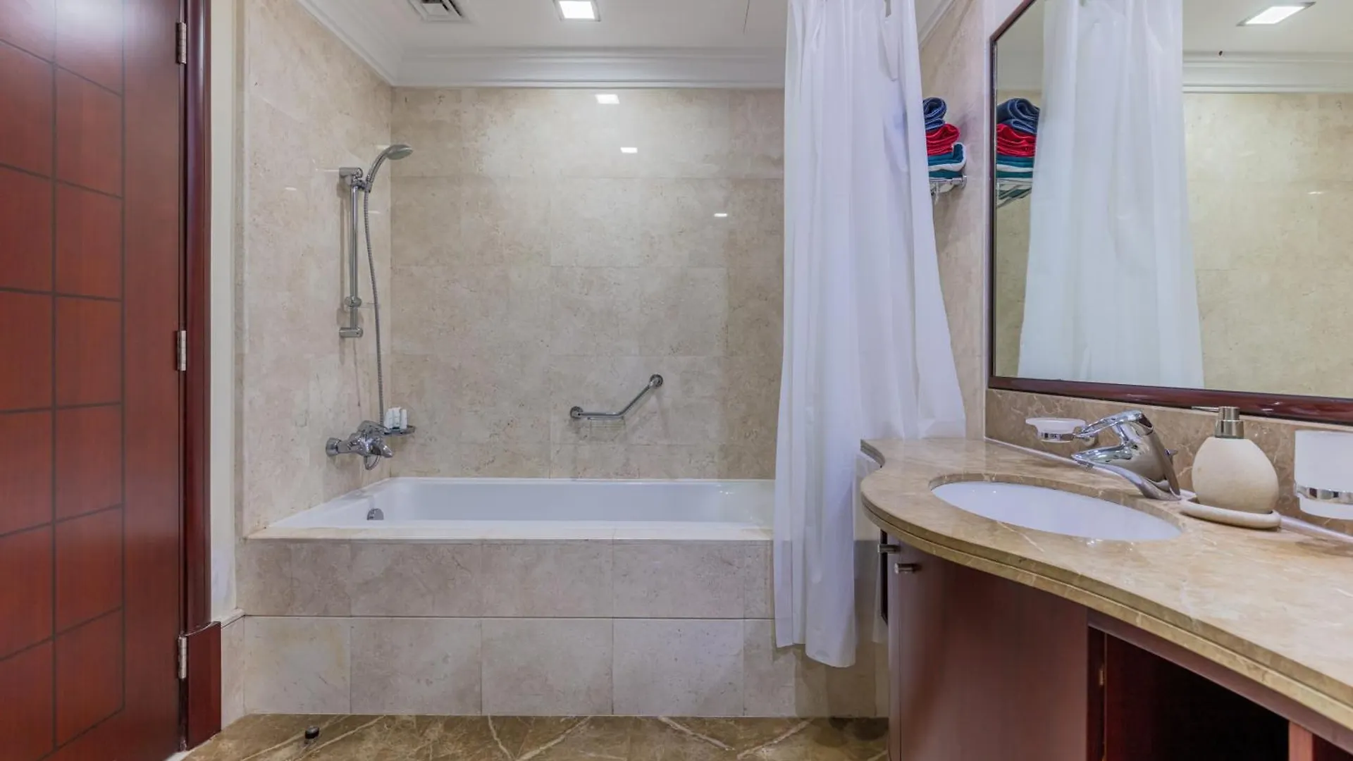 Spacious New 2 Bdr, Pool And Beach Access Dubai 0*,  United Arab Emirates
